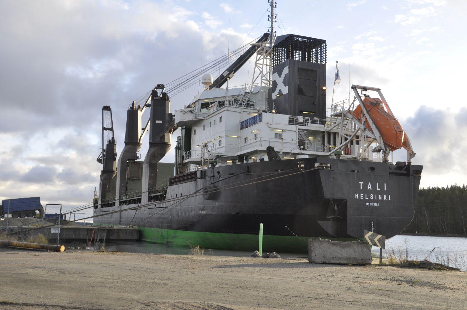 stort fartyg lastar i en hamn