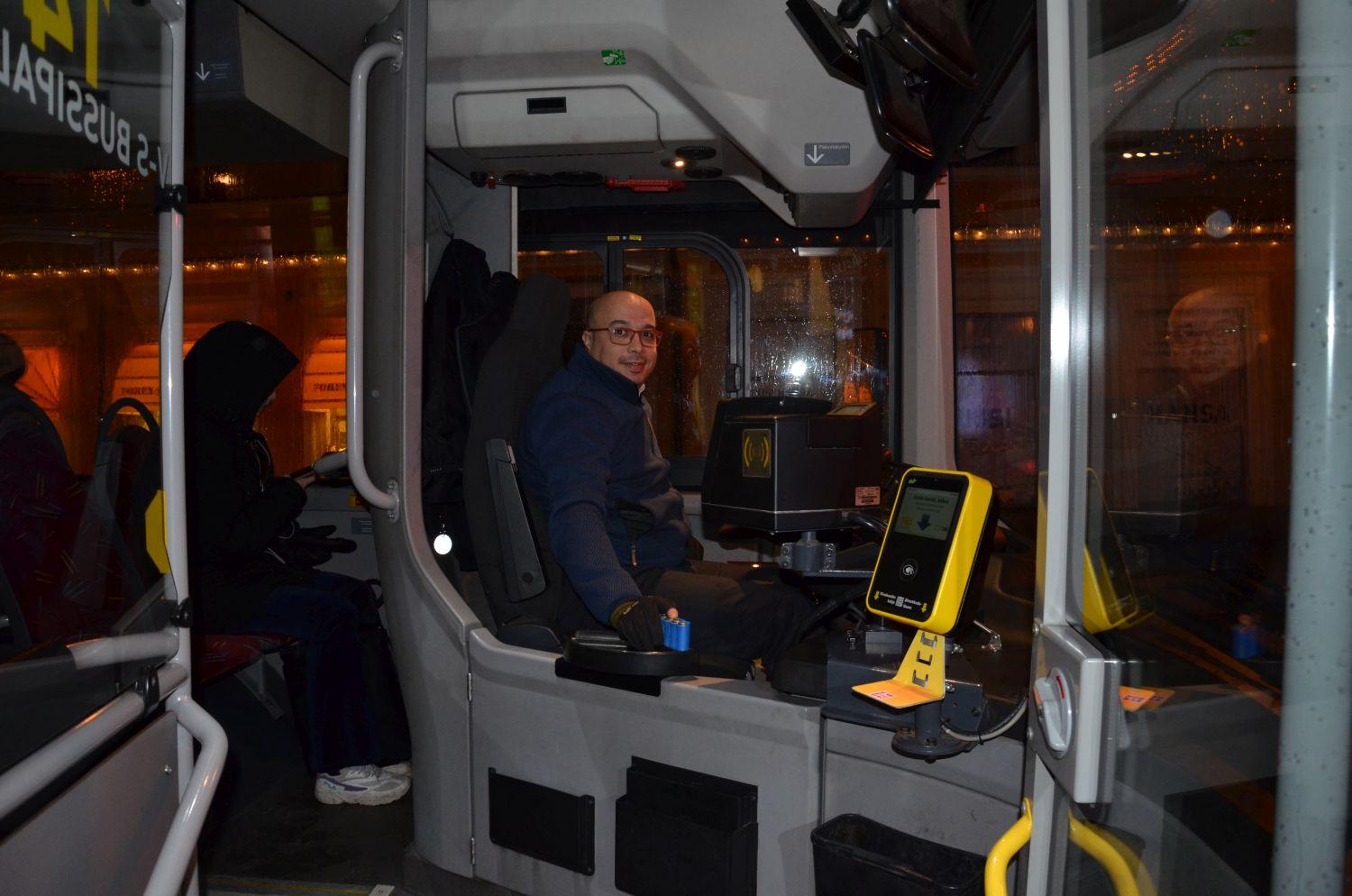 Busschaufför vid ratten.