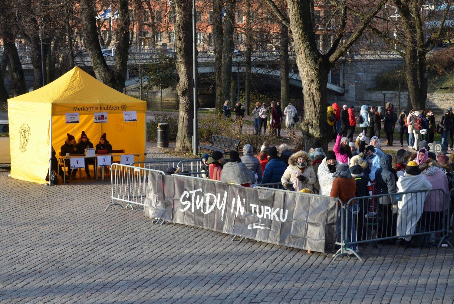 Kö utomhus till biljettförsäljning i tält