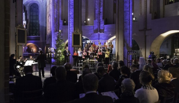 Människor i en kyrka.