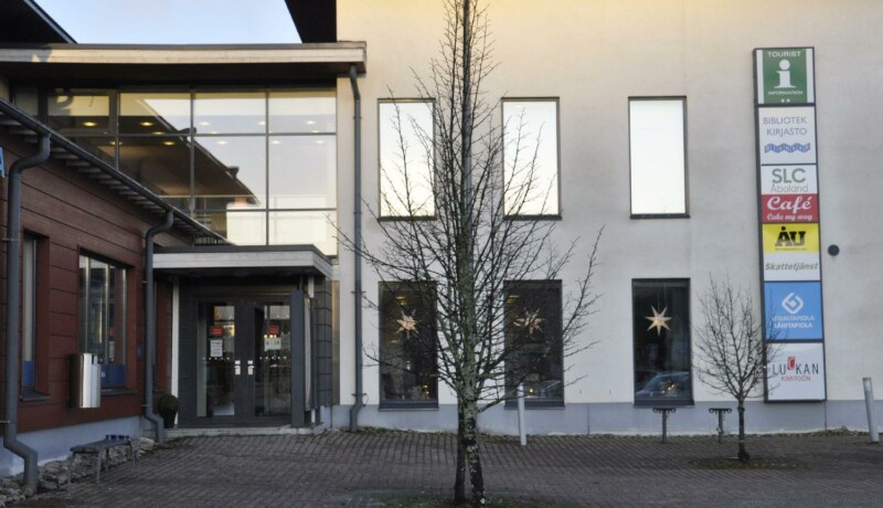 Vit byggnad med ingång i glasvägg
