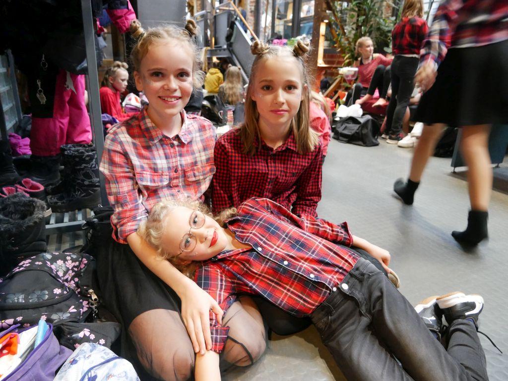 Vilma Rusanen, Maria Svarfvar och Amelie Nyberg, flickor sitter på golvet i Sigynsalen