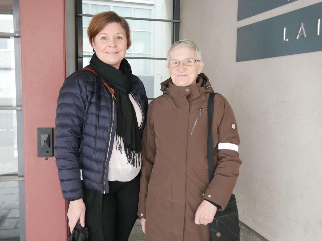 Susanna Svanson från Åbo och Runa Blom från Dragsfjärd utanför Sigynsalen i Åbo