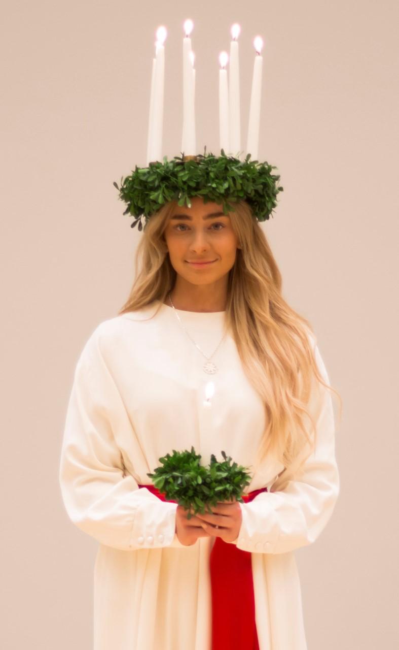 Sofia Kokkila som är utklädd till lucia