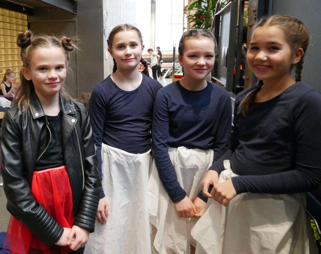 Julia Lundberg, Sienna Hundeshagen, Stella Cygnel och Frida Nystrand i Sigynsalen i Åbo