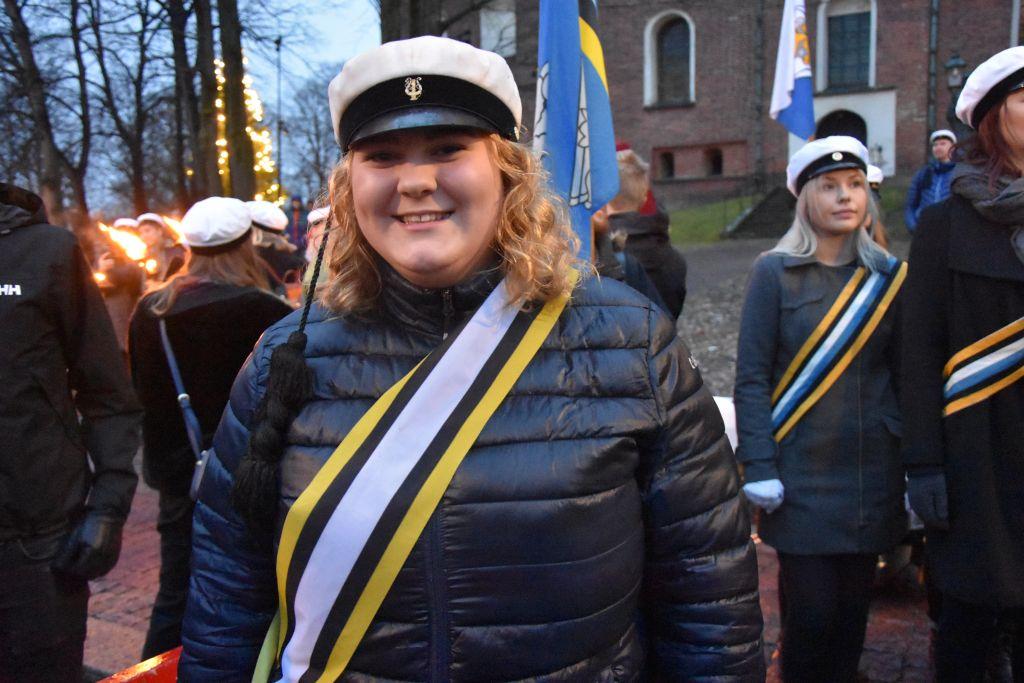 Vit kvinna med studentmössa utomhus