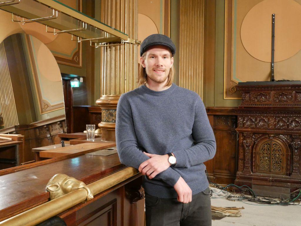 en man vid en bardisk