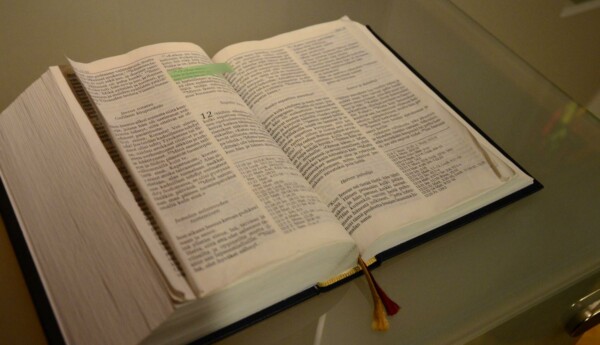 En uppslagen bibel.