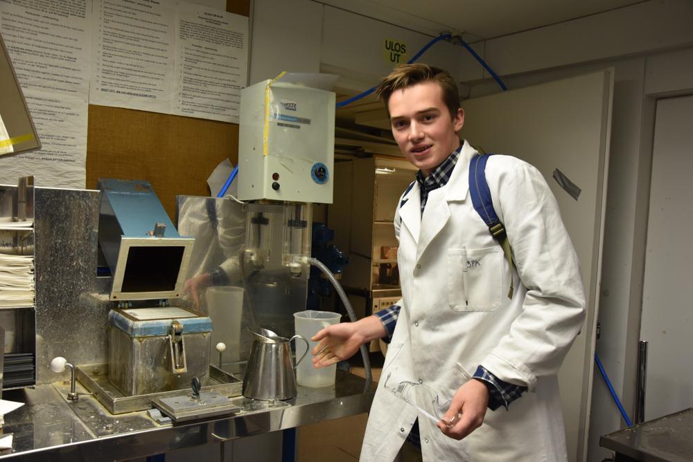 ung man i vit labbrock