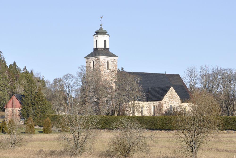 Kyrka fotad på långt håll