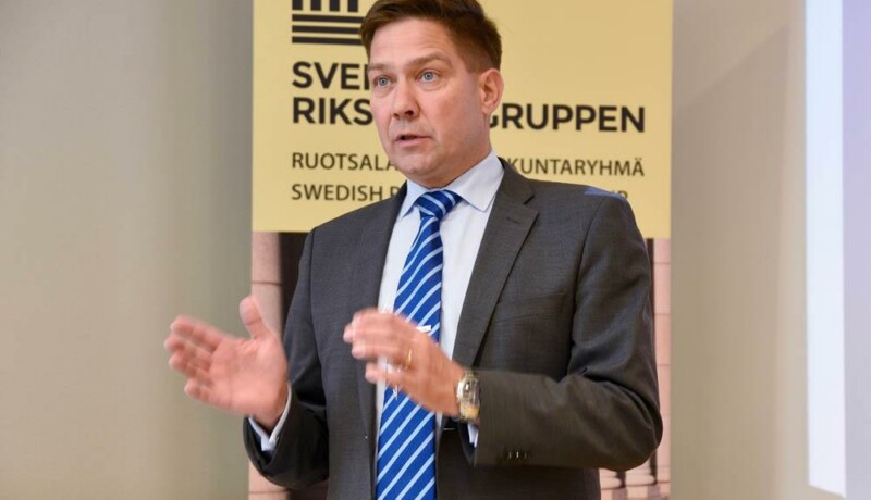 en man med slips