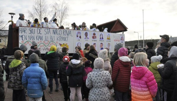 lastbil med ungdomar. Publik runtom