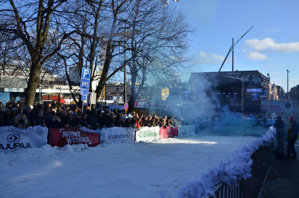 Snöig backe och mycket människor.
