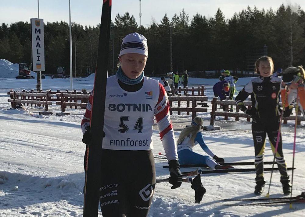 Flicka med skidor