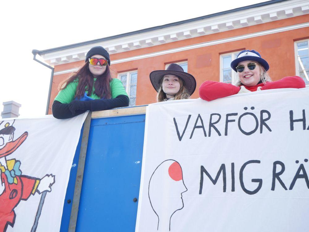 flickor på lastbil