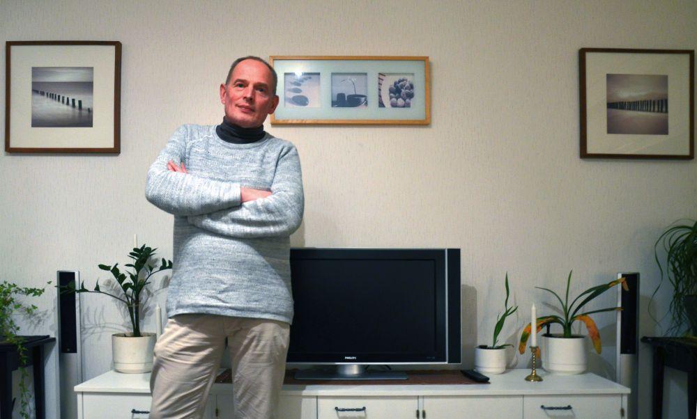 Man står i vardagsrum