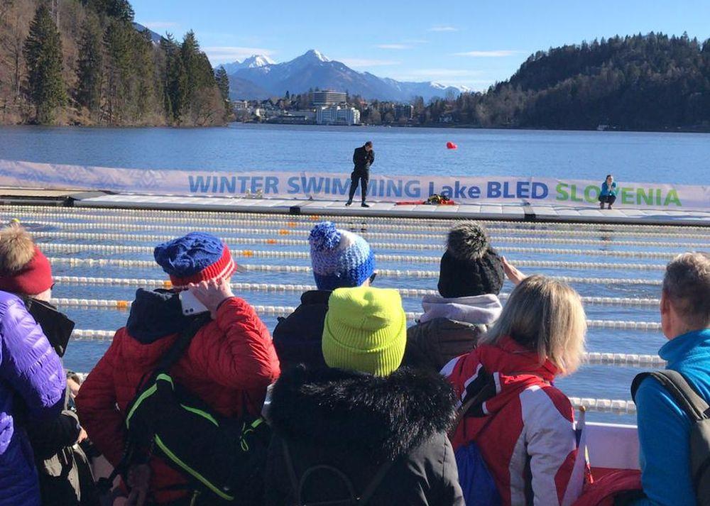 Vinterklädda åskådare vid simstadion utomhus