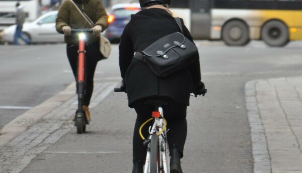 En person på en cykel och en på elsparkcykel.
