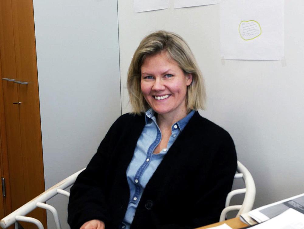 Leende kvinna med svart kofta.