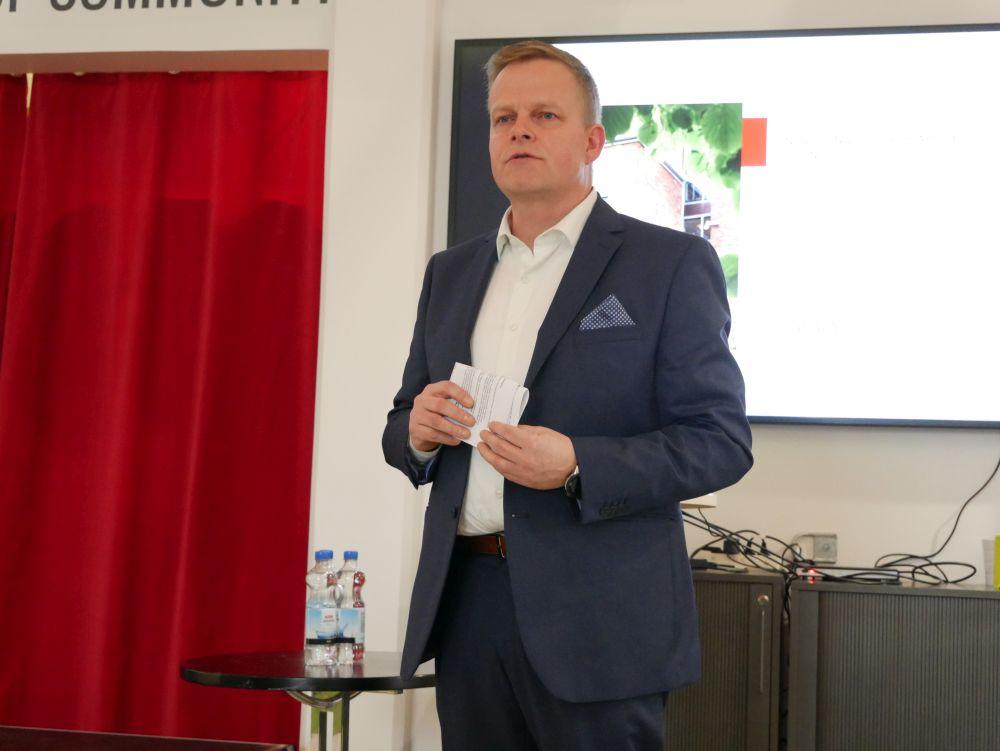 Vice prefekt Micael Vuorio berättade om Novias nya utbildning.