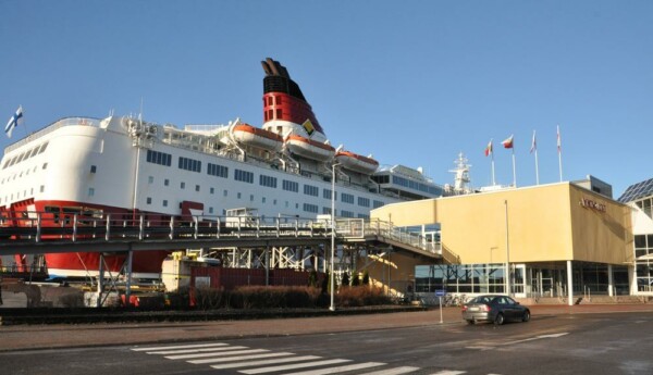 färjterminal med skorstenen av stort fartyg bakom