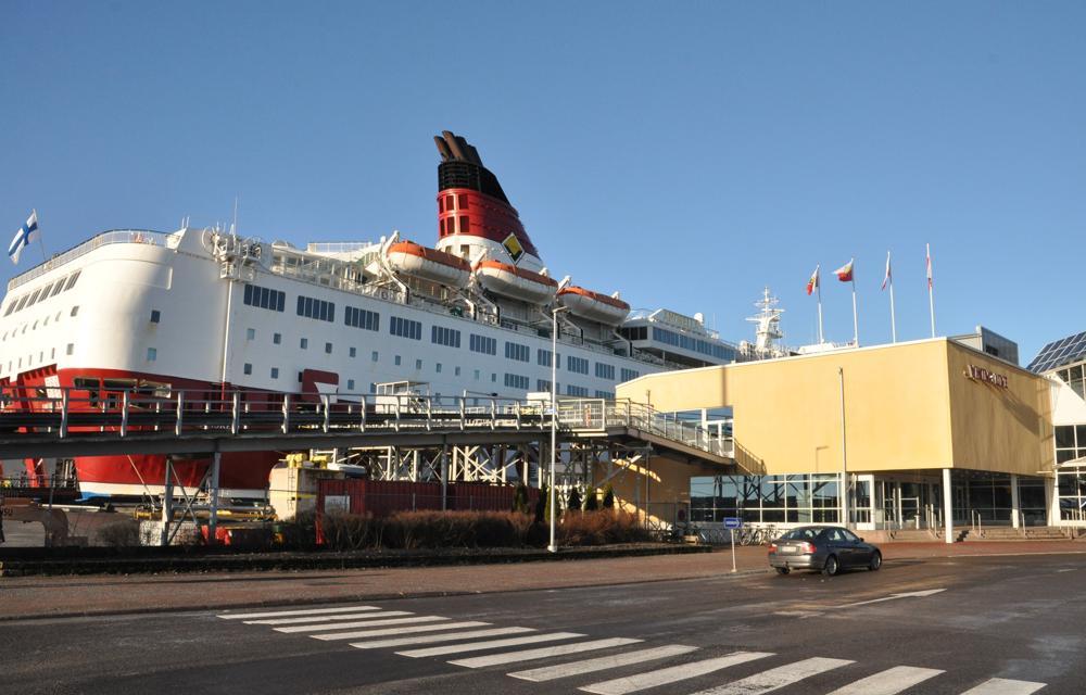 färjterminal med skorstenen av stort fartyg bakom