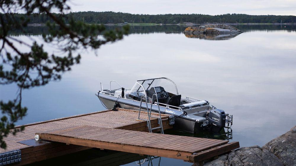 båt vid en brygga