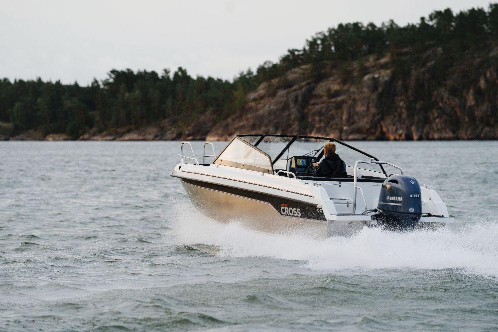 körande motorbåt bakifrån