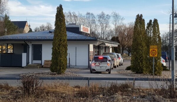 bilar utanför en snabbmatsrestaurang