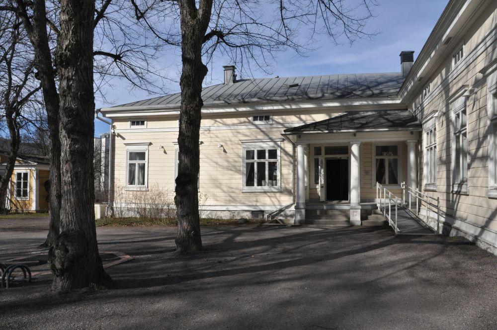 Trähus i parkmiljö