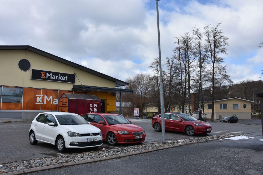 Mataffär med några bilar parkerade utanför.