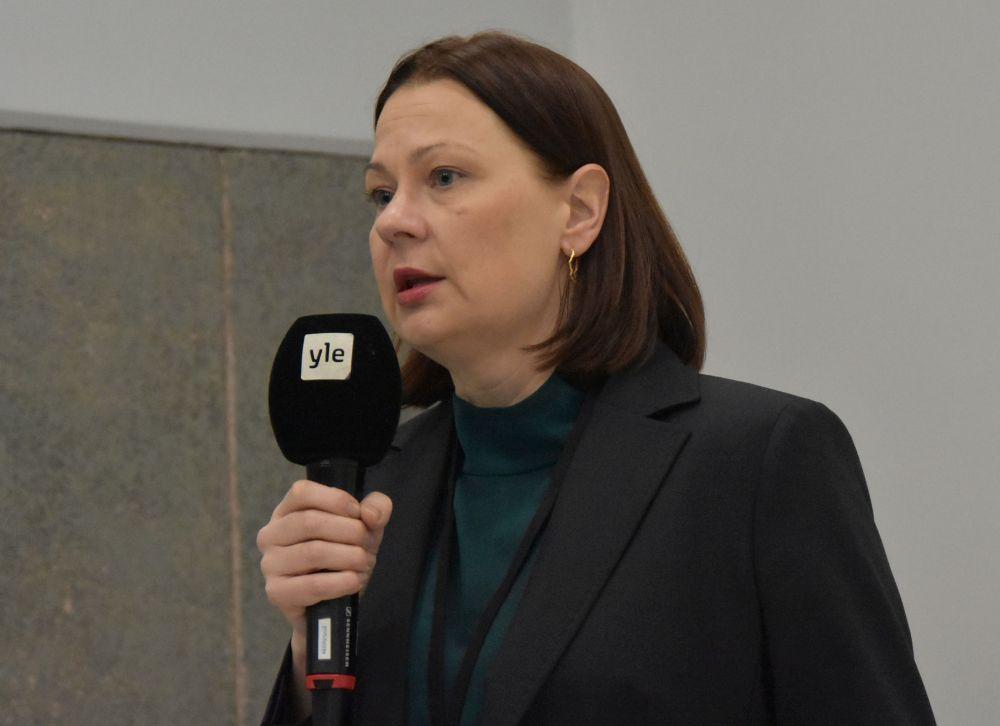 Kvinna med mikrofon