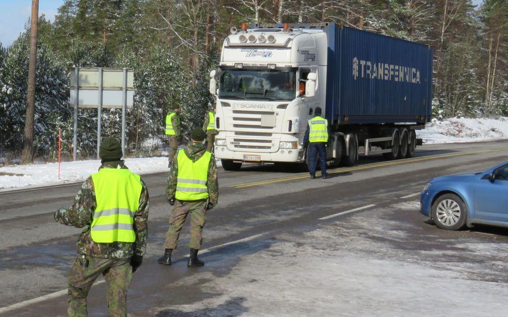 Soldater och poliser vid vägspärr