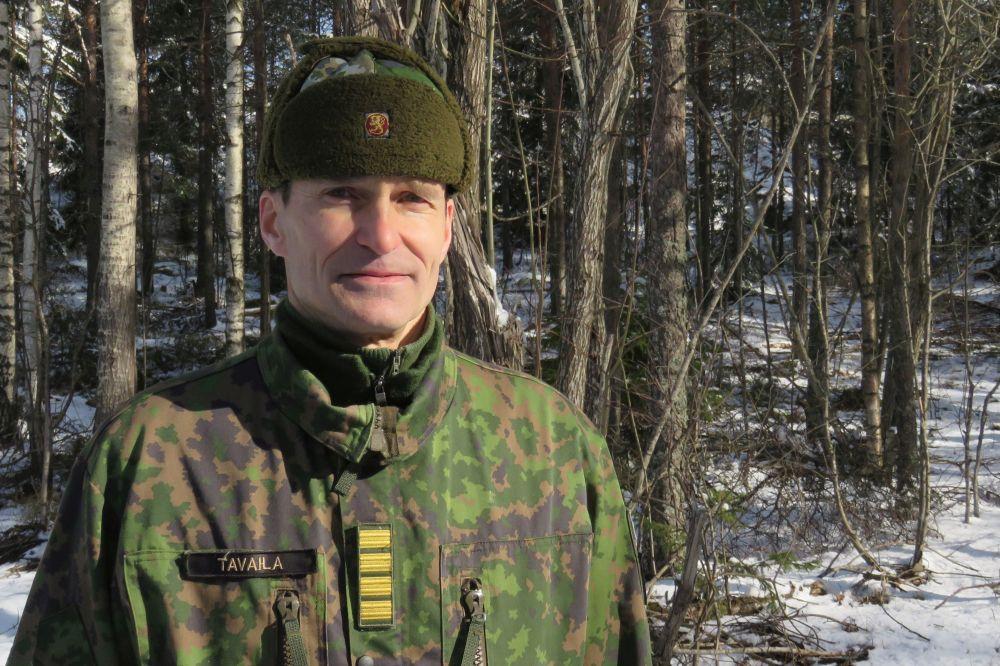 Officer i vintrig skog