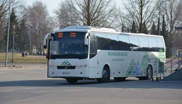 en buss står på en parkeringsplan