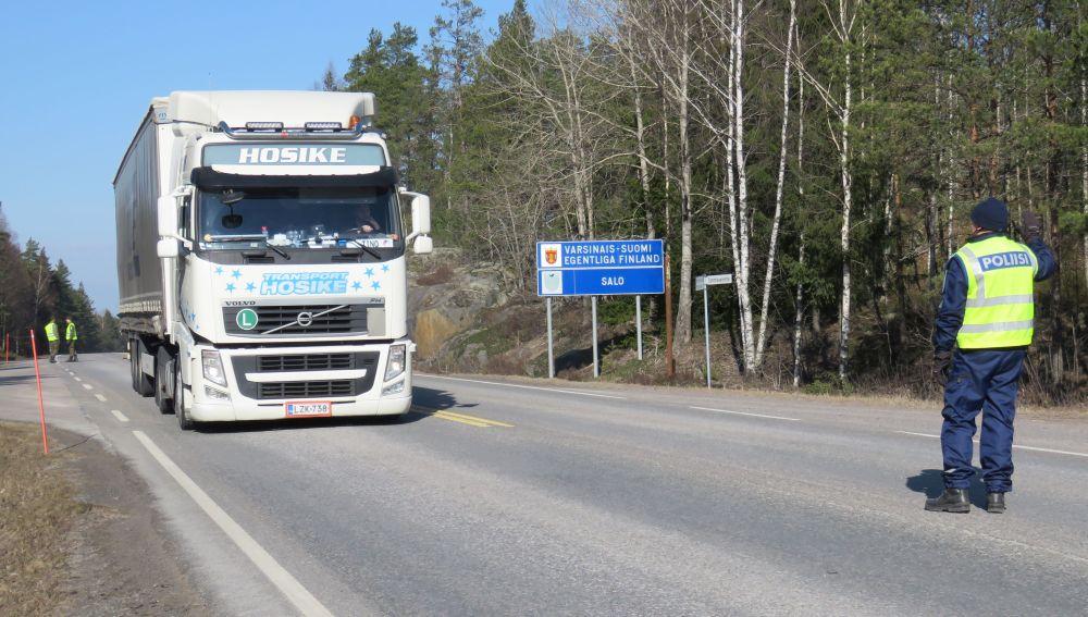 Polis stoppar långtradare på landsväg