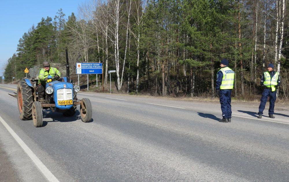 Traktor passerar poliskontroll