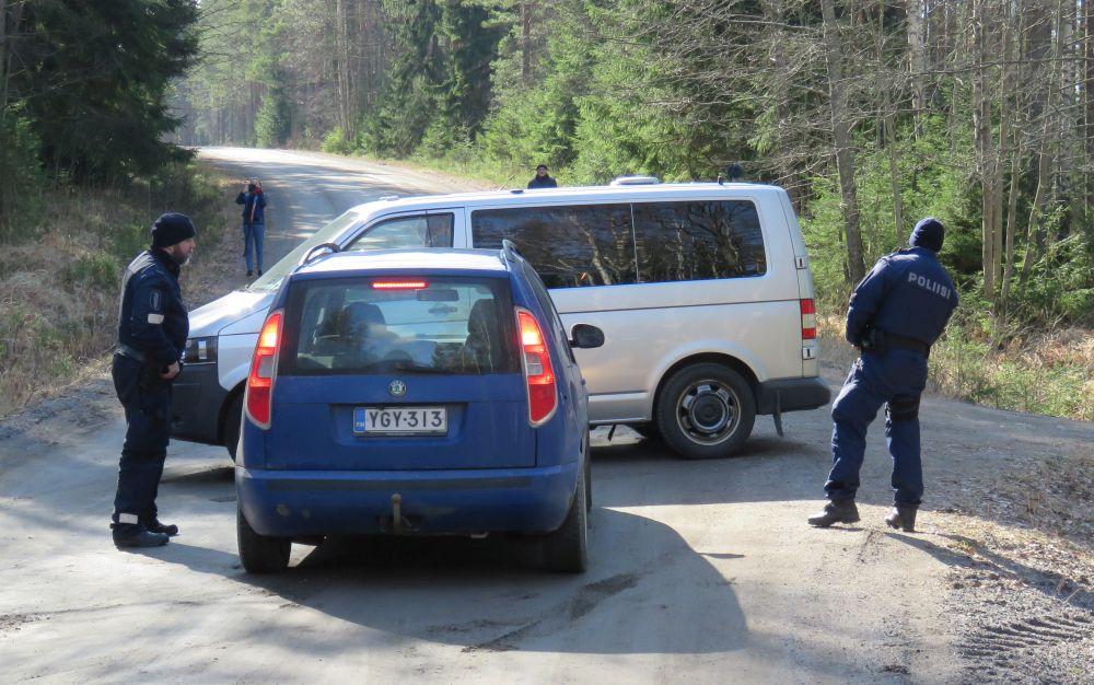 Polis har stoppat bil vid vid vägspärr på liten väg