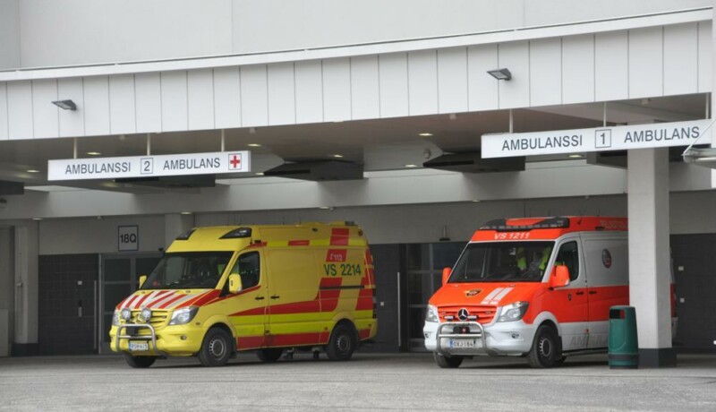 En byggnad med ambulanser utanför.