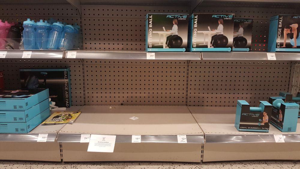 Hyllor med utrymme.