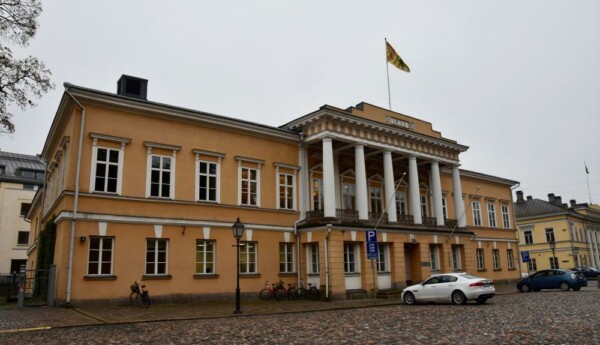 Stor byggnad med en flagga på taket.