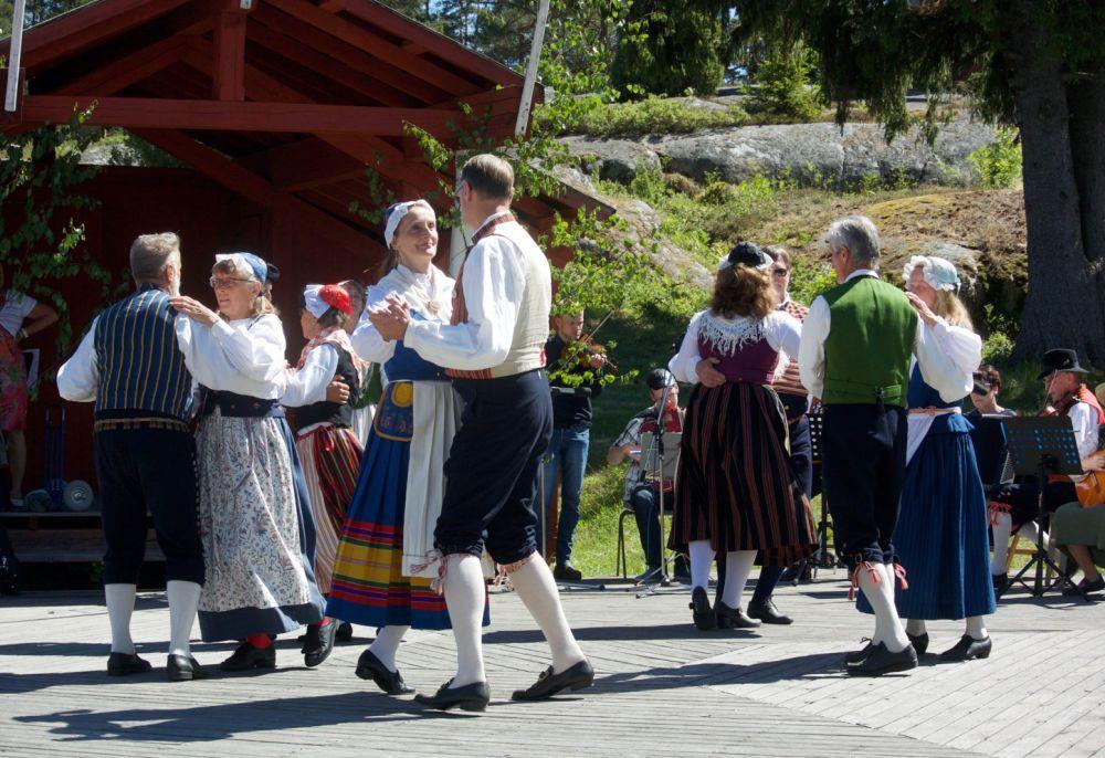 Folkdansare dansar
