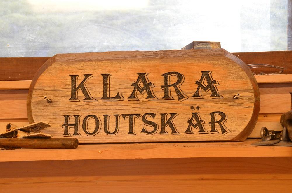 Namnskylt av trä.
