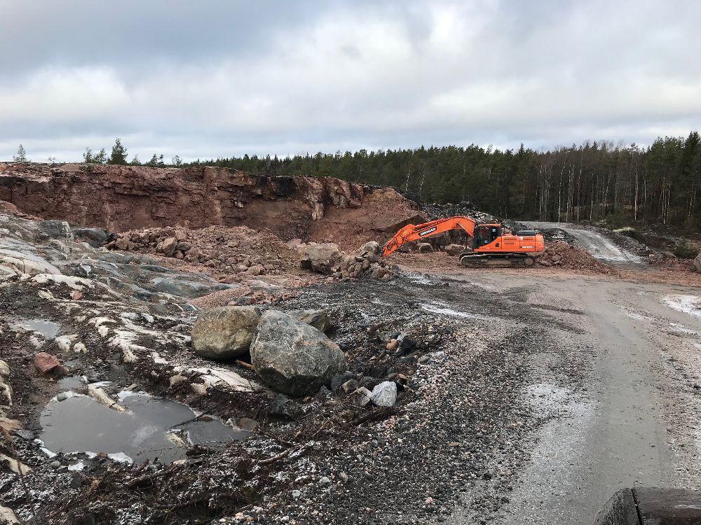 Dagbrott en bit bort. En grävskopa syns