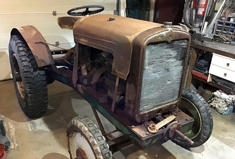 Gammal traktor i dåligt skick