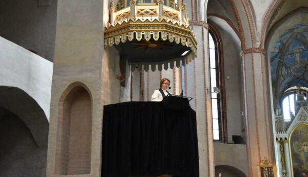 Präst som står i predikstol.