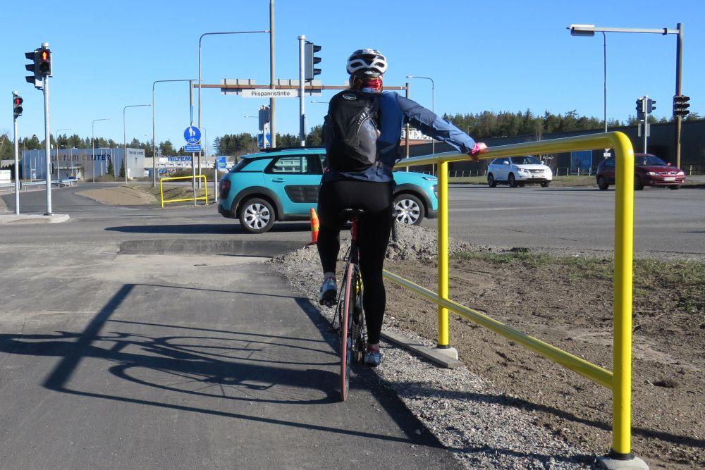 Cyklist väntar i korsning