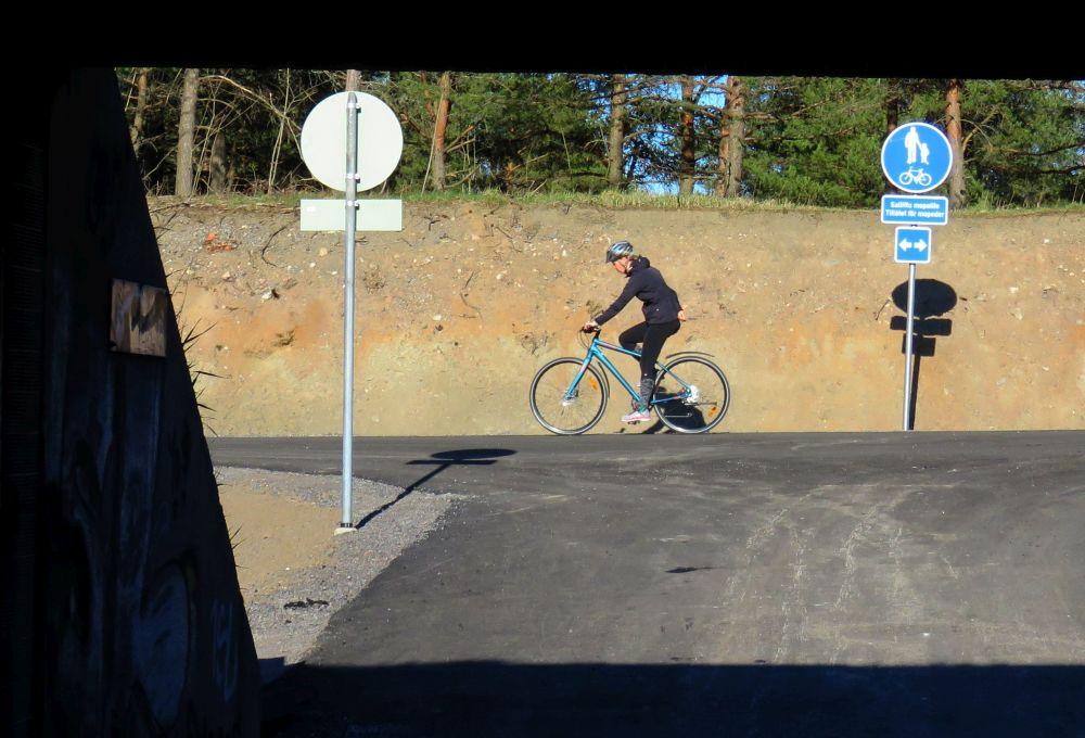 Cyklist passerar tunnel