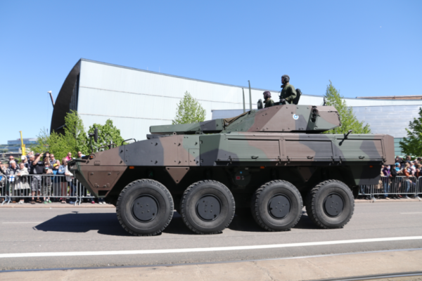 Militärfordon i urban miljö.