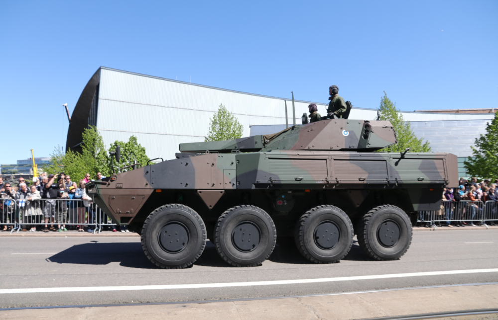 Militärfordon i urban miljö.